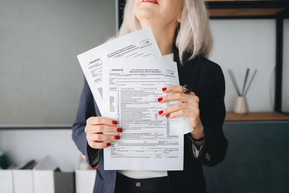 Chercheur et gestionnaire examinant un dossier de crédit d’impôt recherche sur un écran d’ordinateur